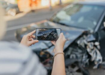 Vozač “smarta” kolima uletio u pekaru (VIDEO)