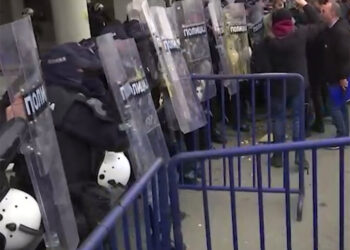 Burno u Novom Sadu: Žarko Mićin izabran za gradonačelnika, opozicija nije puštena ni da glasa?!