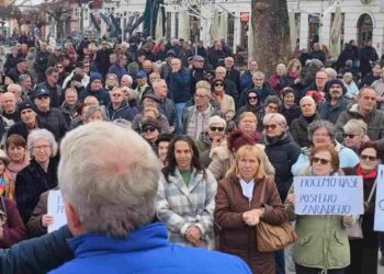 Protest u Tuzli: Penzioneri izašli na ulice