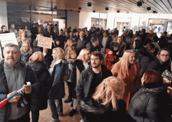 Protest u Novom Sadu zbog najave da će prosvjetnim radnicima biti smanjene plate