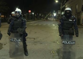 Građani funkcionere gađali jajima: Otkazan skup SNS-a 