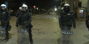 Građani funkcionere gađali jajima: Otkazan skup SNS-a 