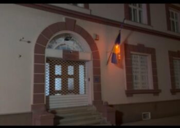 Na zgradi Ureda za reviziju u Brčkom zapaljena zastava BiH