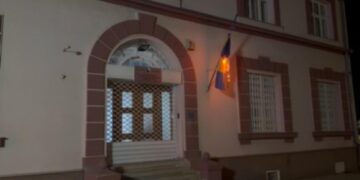 Na zgradi Ureda za reviziju u Brčkom zapaljena zastava BiH