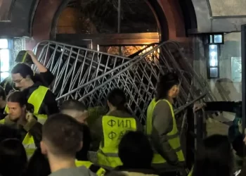 Studenti blokirali RTS, poručili da će blokada trajati 22 sata: Intervenisala žandarmerija, blokiran ulaz u zgradu RTS-a