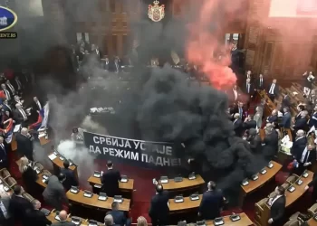Haos u Skupštini Srbije, u salu bačene dimne bombe, zastupnicu SNS-a odvezla Hitna