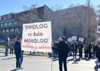 Novi Sad: Profesori blokirali raskrsnicu, zahtijevaju istragu o „zvučnom topu“