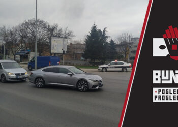 Neregularan rad policije u Tuzli: Policijsko vozilo na trotoaru ometa pješake