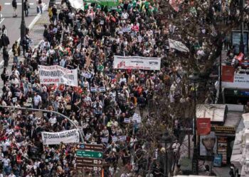 Kraj krize se ne nazire: Dok je Vučić u Francuskoj, ulice Srbije sve nemirnije