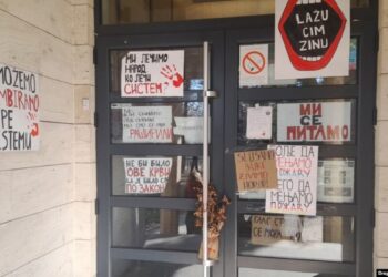 Studenti u blokadi Medicinskog fakulteta u Nišu ne dozvoljavaju zaposlenima ulaz u zgradu