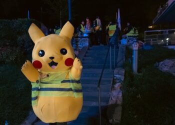 Hiljade ljudi sedmu noć u blokadi RTS-a, napravili žurku