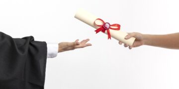 Za trgovinu diplomama kažnjeni 500 maraka