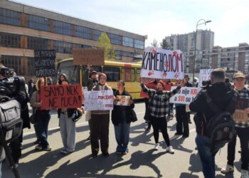 Studenti protestuju ispred zgrade Vlade FBiH, vrlo mali broj okupljenih