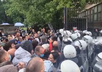 Novi incidenti ispred suda u Novom Sadu: Policija suzavcem po okupljenim građanima