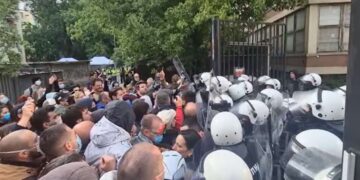 Novi incidenti ispred suda u Novom Sadu: Policija suzavcem po okupljenim građanima