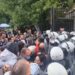 Novi incidenti ispred suda u Novom Sadu: Policija suzavcem po okupljenim građanima