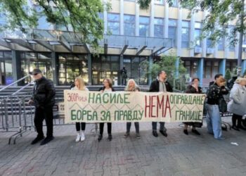 Nemoj na goloruk narod, šta to radite: Studenti i građani blokirali ulaz u sud u Novom Sadu, policija bacila biber-sprej