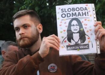 Marija Vasić i još dvoje aktivista pušteni iz zatvora, ona prebačena u civilnu bolnicu