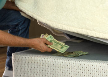 “Sačuvajte nešto novca ispod madraca”