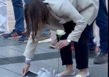 Studenti maratonci izuli patike pred Evropskim parlamentom, odata počast stradalima