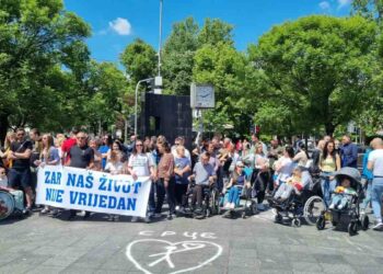 Roditelji njegovatelji u centru Banjaluke: Sramota je da svoja prava sa teško bolesnom djecom tražimo na ulici