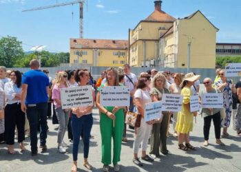 PROTEST RADNIKA VRTIĆA U BANJALUCI: „Obrazovanje nije jeftino, zašto je onda plata!?“