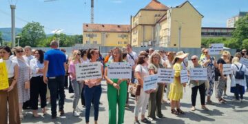 PROTEST RADNIKA VRTIĆA U BANJALUCI: „Obrazovanje nije jeftino, zašto je onda plata!?“