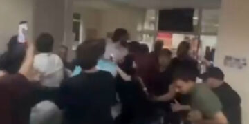 Policija s batinašima upala na univerzitet u Novom Pazaru rano jutros i nasilno izbacila studente