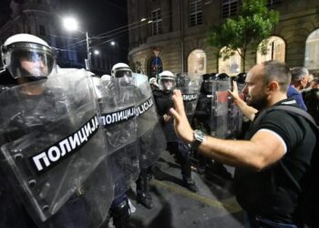 Potpuno ludilo režima u Srbiji: Uhapsili profesora dok je držao čas u školi, optužen da je napao policiju