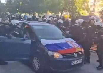 Tenzije u Novom Sadu: Blokirane ulice, privedeni autoprevoznik i njegov sin