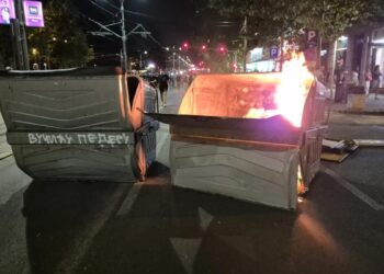 Vučić ispred razbijenih SNS prostorija: Gonićemo ih brže i jače