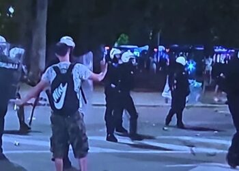 Sukobi i nered na Novom Beogradu: Građani gađali Žandarmeriju, ispaljen suzavac, prevrnuti kontejneri