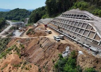 Radovi na autoputu kroz FBiH prekinuti zbog duga