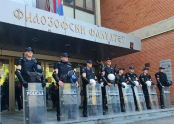 Studenti najavili da ostaju ispred fakulteta dok im ne dozvole ulazak (VIDEO)