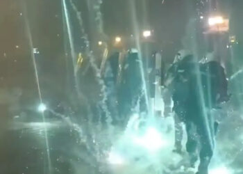 Napad SNS-ovaca na građane i policiju u Bačkoj Palanci i Vrbasu: Letjele kamenice i pirotehnička sredstva, ima povrijeđenih