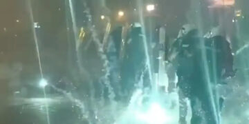 Napad SNS-ovaca na građane i policiju u Bačkoj Palanci i Vrbasu: Letjele kamenice i pirotehnička sredstva, ima povrijeđenih