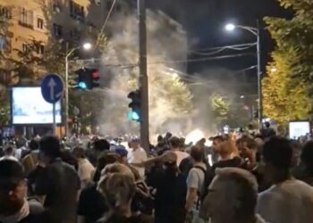 Prebijanja, pirotehnika, kordoni policije, oklopna vozila: Brutalne scene iz Srbije i Beograda