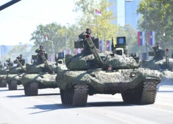 Vojnici tokom parade pozdravili studente kojima je policija zabranila ulazak (VIDEO)