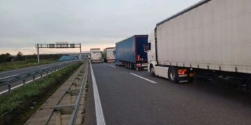 Na jedanaest graničnih prijelaza blokiran teretni terminal