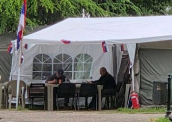 Šatori pred Skupštinom Srbije, centar grada paralisan