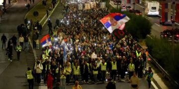 Doček novopazarskih studenata u Inđiji: Građani ugostili studente, vlast pokušala da ih osujeti