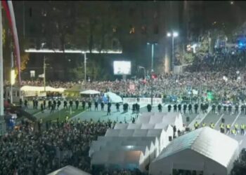 Napeto ispred Skupštine Srbije: Pristalice SNS-a gađale flašama građane, policija nije reagovala