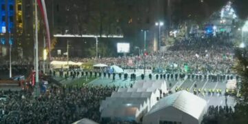 Napeto ispred Skupštine Srbije: Pristalice SNS-a gađale flašama građane, policija nije reagovala