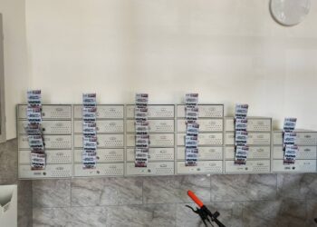 Tuzlaci putem letaka i plakata pozvani da podrže peticiju za izbore u mjesnim zajednicama (FOTO)