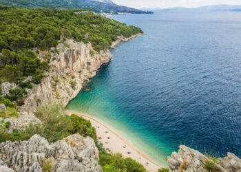 Sjekira, kliješta i sporne table: Neobičan incident na nudističkoj plaži Nugal