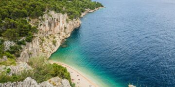Sjekira, kliješta i sporne table: Neobičan incident na nudističkoj plaži Nugal
