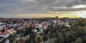 Izdaje se autobuska stanica, čitava kula, apoteka… Koliko to košta, a koliko zaista vrijedi?